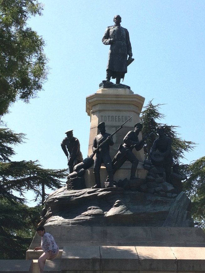 Памятник Тотлебену, возглавлявшему инженерную оборону города