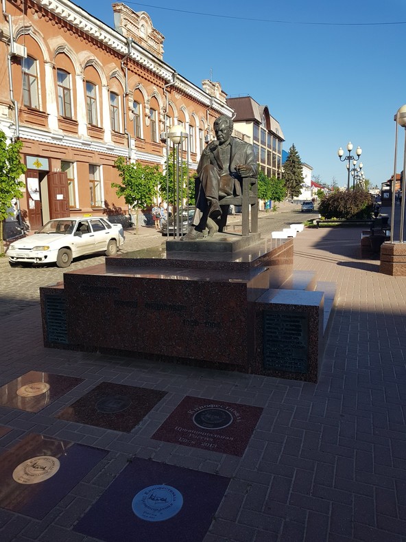 Памятник Сергею Федоровичу Бондарчуку, который играл здесь в своих первых спектаклях