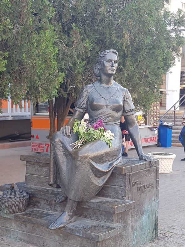 Памятник Нонне Викторовне Мордюковой, которая провела в городе свои юношеские годы