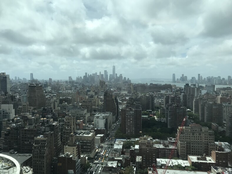 Вид из отеля New Yorker на даунтаун (нижний город) 
