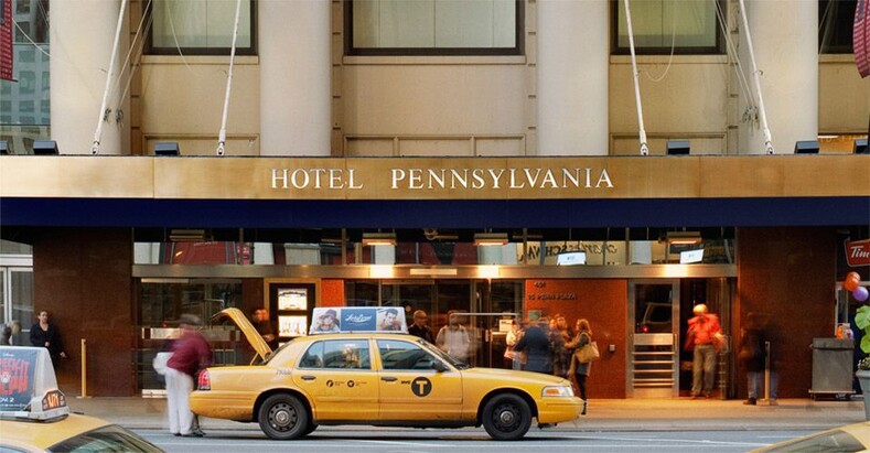  Вход в отель Pennsylvania c неизменными жёлтыми такси