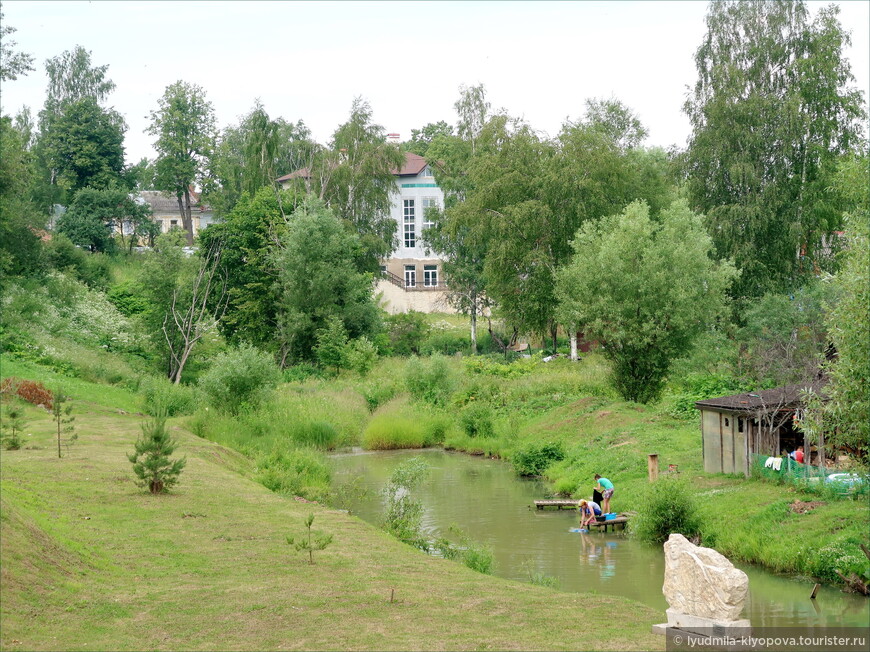 В глубине — усадьба купца С.А. Савельева (вторая пол. 19 в.)