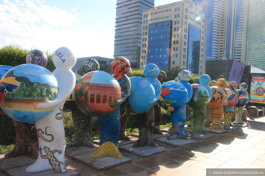 Земные шары были сделаны для каждой страны-участницы во Всемирной выставке