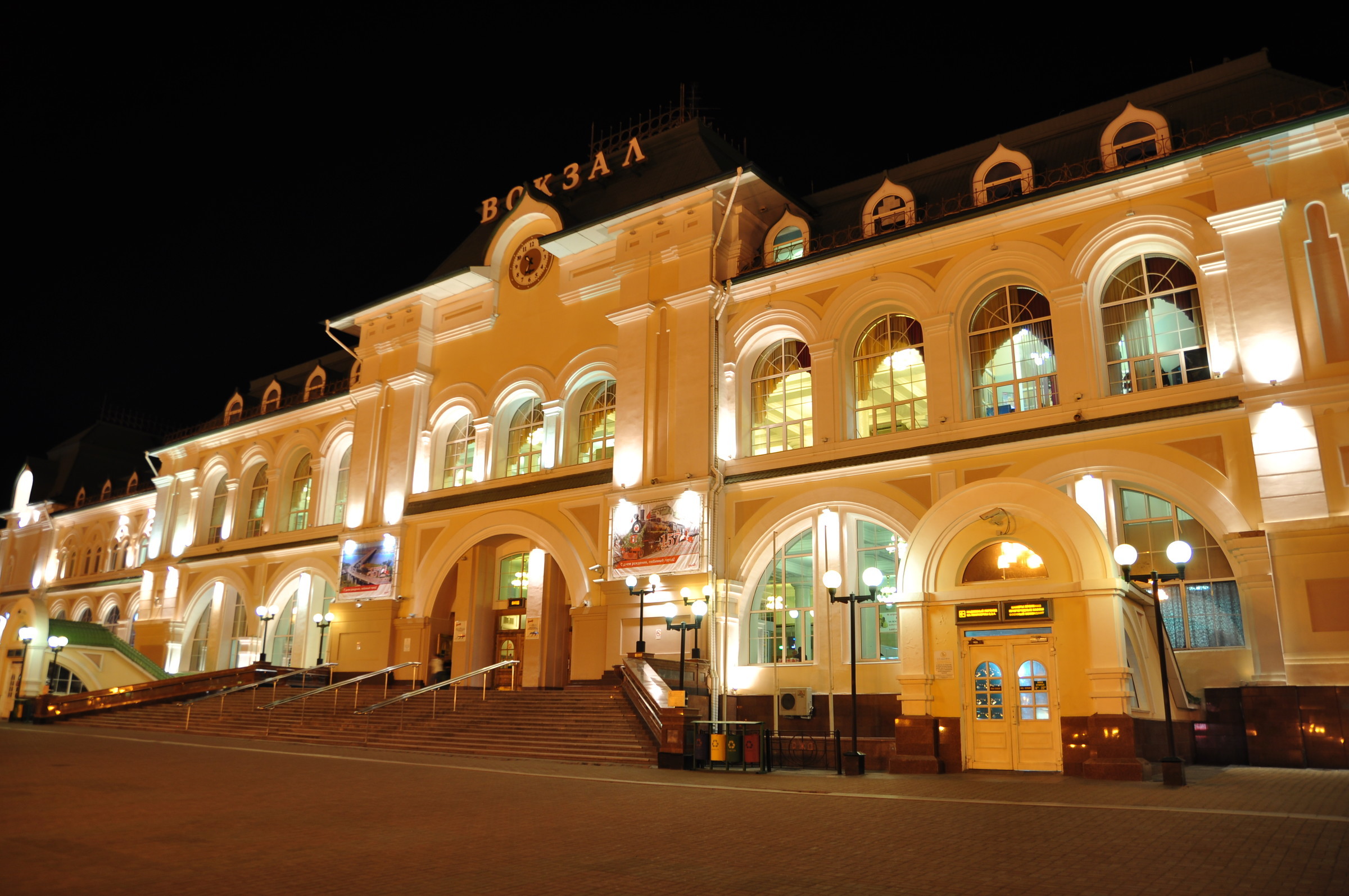 Вокзал хабаровск телефон. ЖД вокзал Хабаровск. Архитектурные особенности вокзала Хабаровск. ЖД вокзал Хабаровск раньше и сейчас.