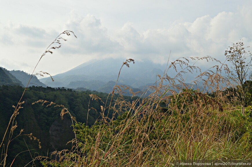 Вулкан Мерапи, видна лишь нижняя часть конуса