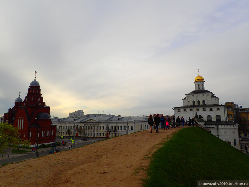 Троицкая старообрядческая церковь и Золотые ворота Владимира