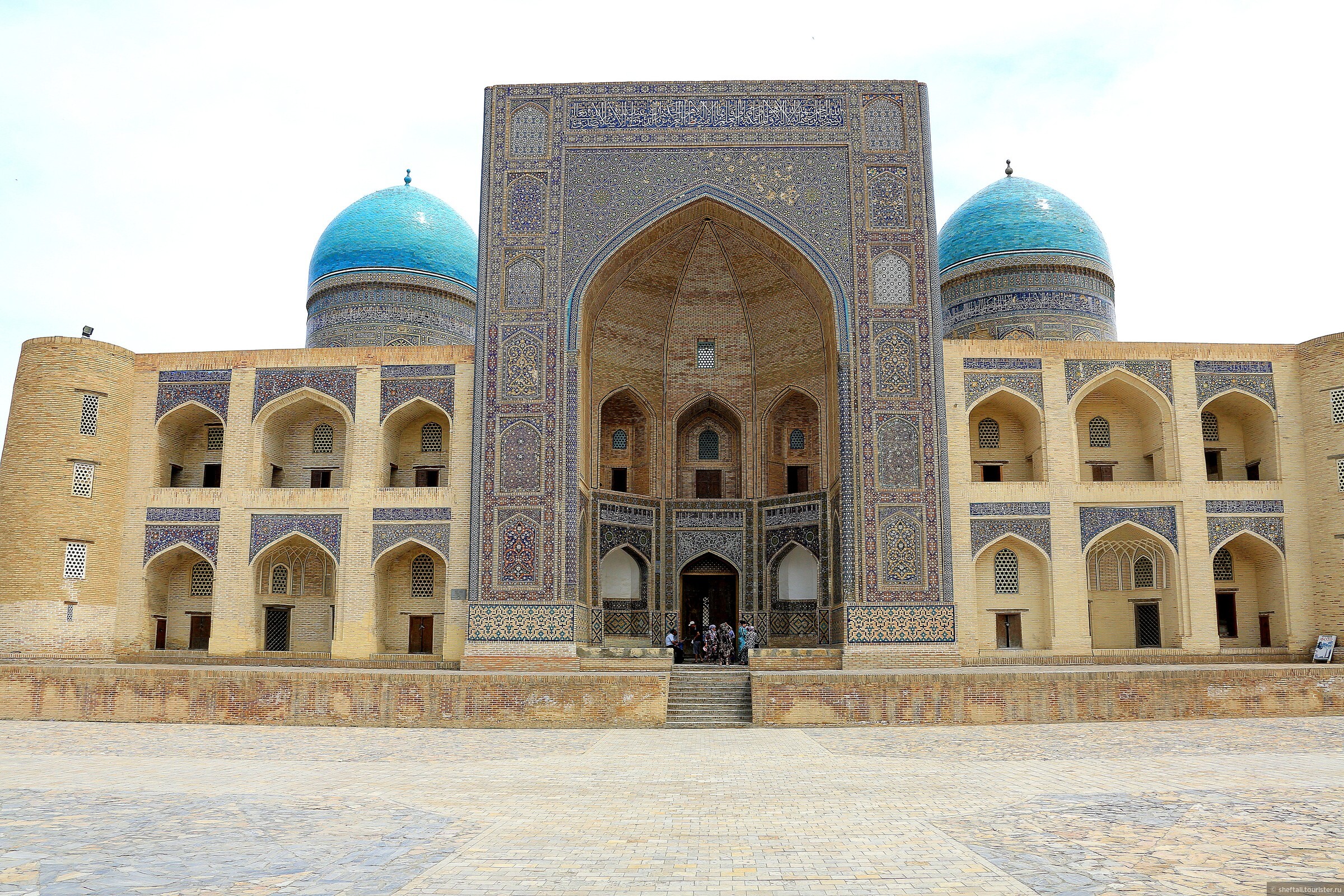 Узбекистан в данное время. Мечеть Калян Бухара. Медресе мири араб Бухара. Мавзолей Бахауддина Накшбанди Бухара. Медресе мир араб в Бухаре.