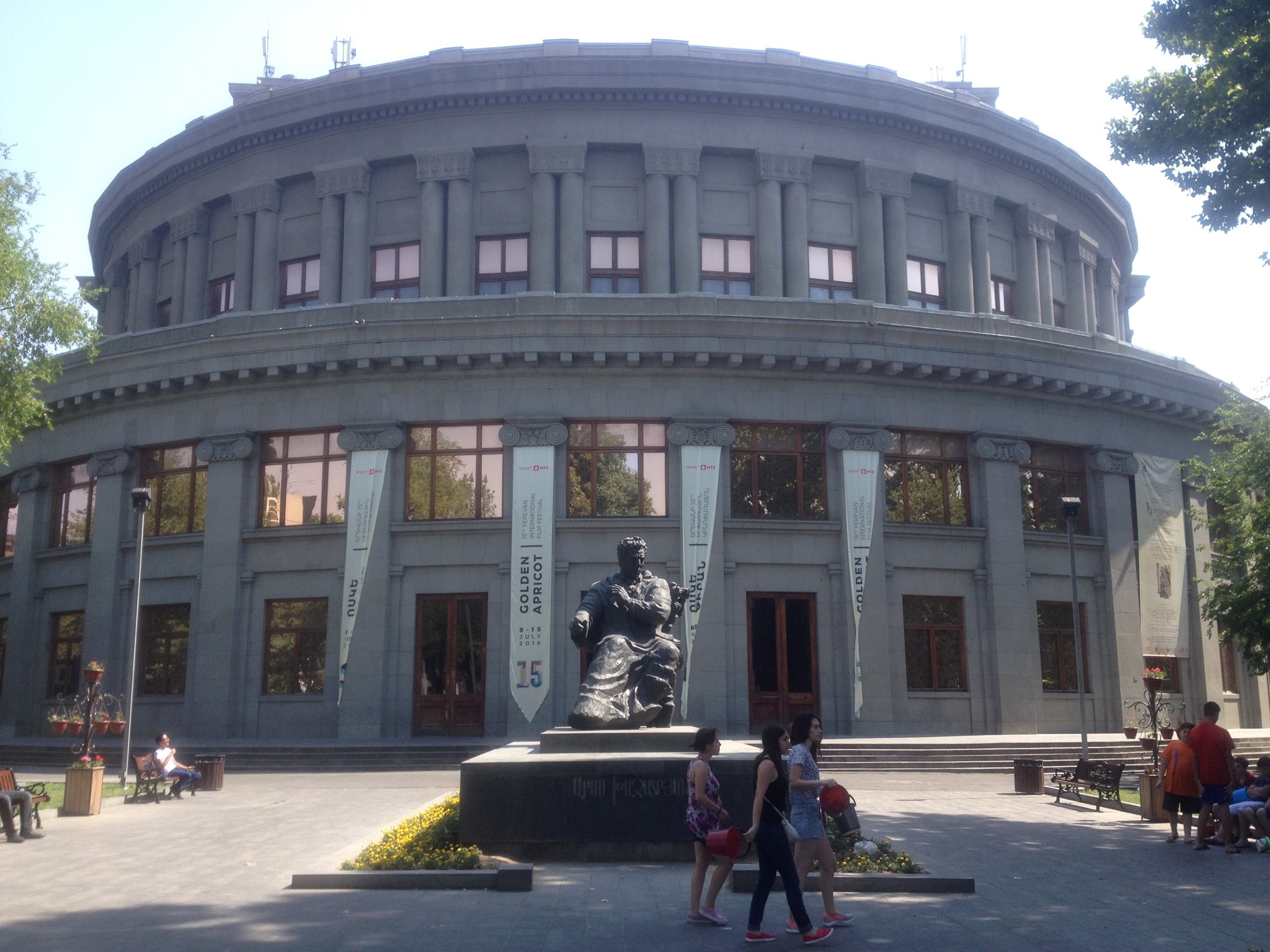 Театр балета ереван. Ереванский театр оперы и балета. Ереван здание театра. Театр оперы Ереван.