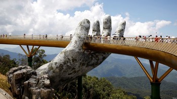 Во Вьетнаме появился мост, который поддерживают огромные ладони