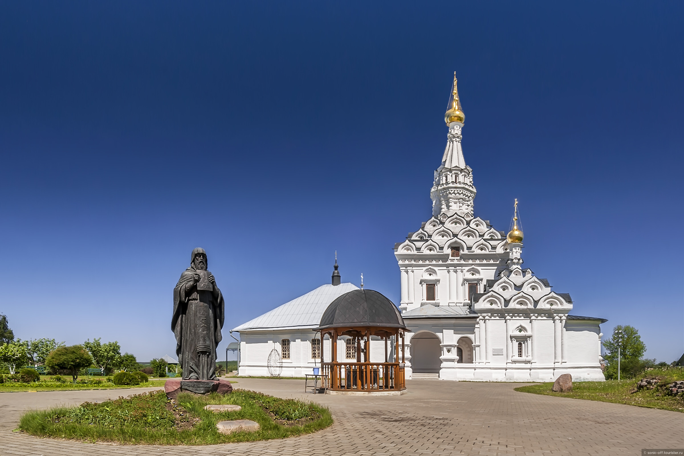 Одигитриевская церковь вязьма. Церковь Одигитрии в Вязьме. Церковь иконы Божией матери Одигитрия Вязьма. Вязьма трёхшатровый храм Одигитрии.