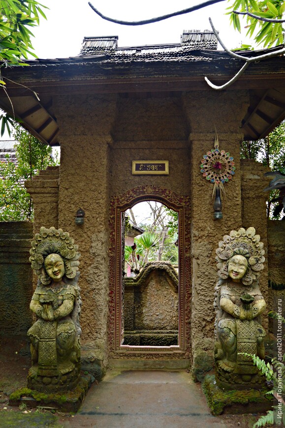 Вход в традиционный балийский дворик