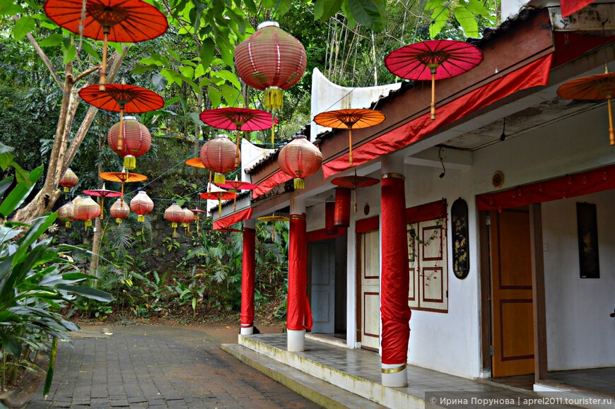 В парке есть уголок, посвященный Китаю. Не удивительно, в Индонезии проживают много китайцев