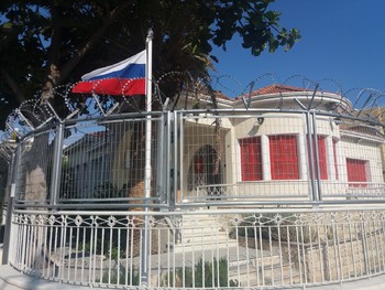 На Кипре психически нездоровый мужчина напал на консульство РФ 