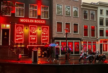 В Амстердаме для туристов закроют несколько улиц в Квартале красных фонарей 