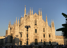 Кафедральный собор Милана в лучах солнца.