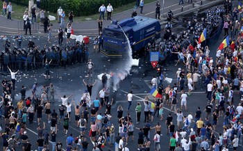 В Румынии число пострадавших на митинге достигло 440 человек