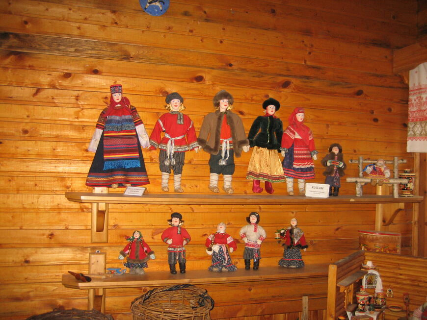 Куклы в русских народных костюмах в музее «Русский быт»