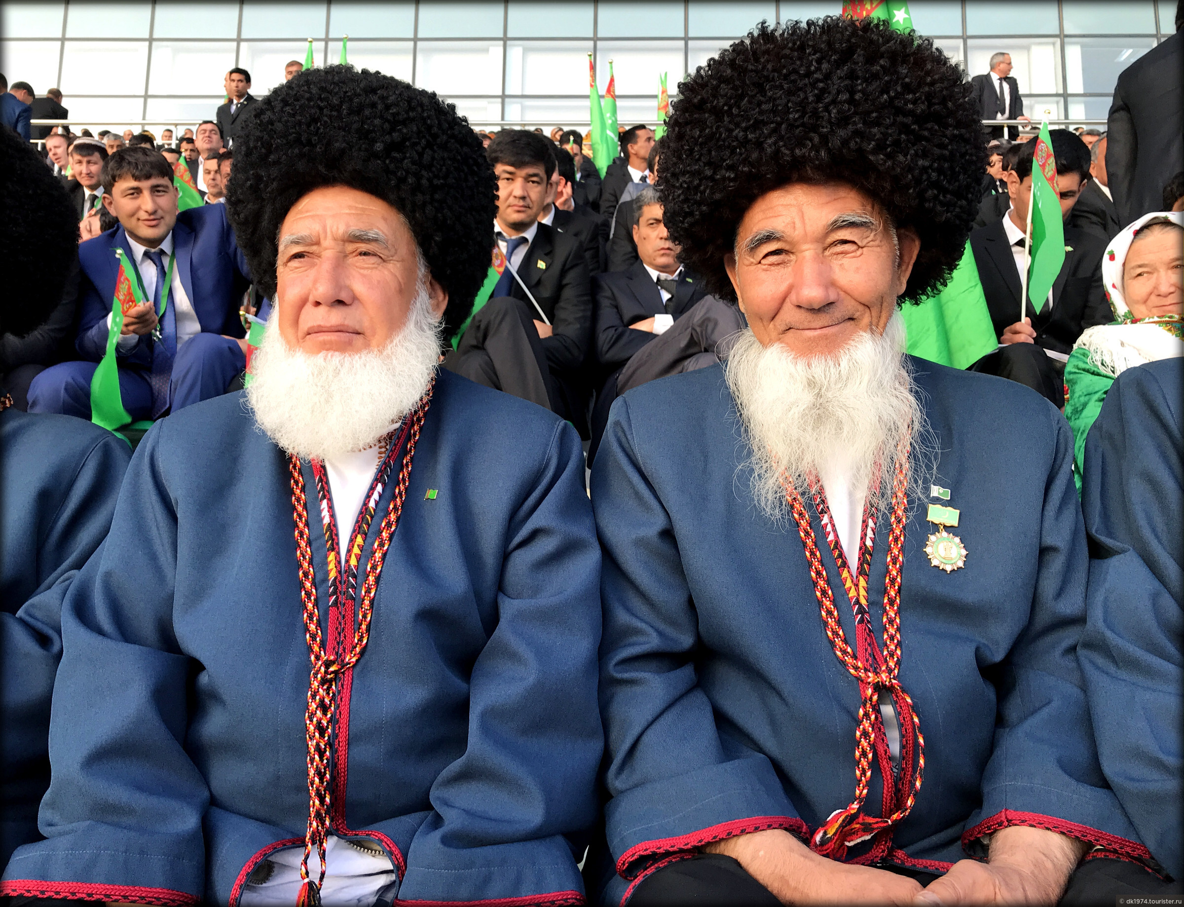 Сколько туркмен. Туркмены игдыры. Туркменский тельпек. Этрек Туркмения. Туркменская Национальная одежда мужская.