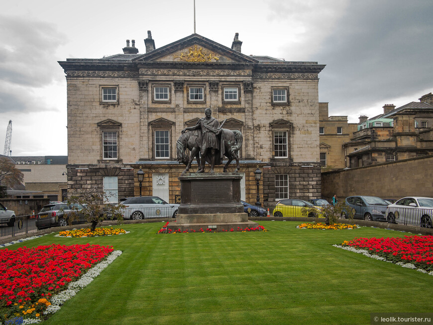 Бывший особняк сэра Лоуренса Дандаса, ныне – центральный офис Королевского Банка Шотландии.
