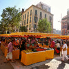 В старом городе огромный ранок-улица, с прилавками заваленными сырами, овощами, фруктами, оливками и морепродуктами