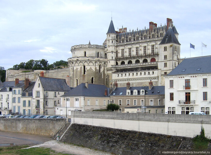 Королевский замок Амбуаз во Франции, где прошли детские годы Марии Стюарт.