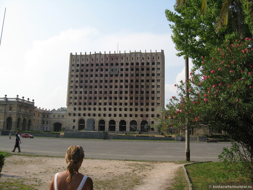 Здание правительства в Сухуме после военных действий
