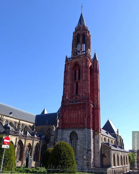  Церковь Святого Иоанна Крестителя с высокой красной колокольней. Наверху колокольни смотровая, куда незамедлительно поднялись.