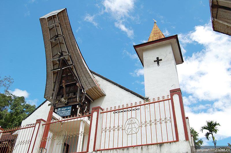 Церковь на острове Сулавеси с исспользованием традиционного архитектурного стиля народа тораджа, христианизированного в 20м веке
