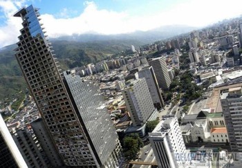 В Венесуэле из-за землетрясения накренился небоскреб высотой 200 метров