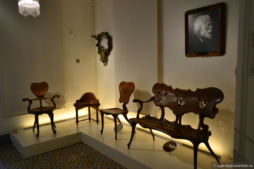 мебель по эскизам Гауди в его домике
