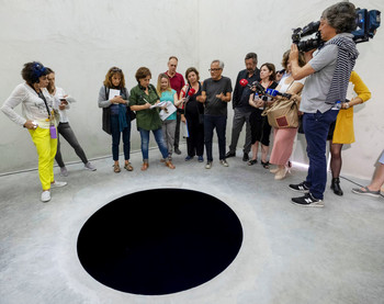 В Португалии турист провалился в арт-инсталляцию в виде дыры