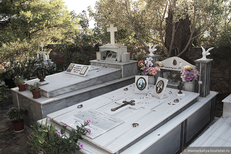 Греческие кладбища: лишь временный приют, а не вечный покой