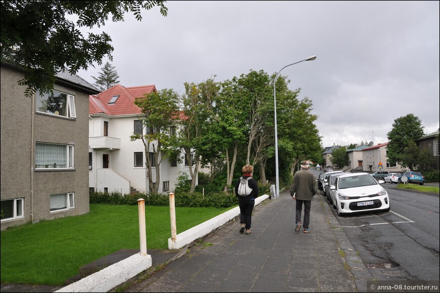 Мы жили в светлом здании слева, которое также принадлежит Reykjavík Hostel Village. 