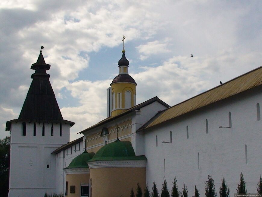 Святые врата, Поваренная башня и часть стен монастыря