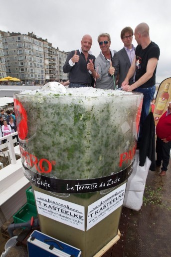 В Бельгии приготовили самый большой в мире коктейль мохито. 