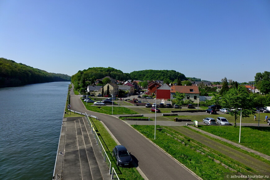 Вид с моста на городок Riemst-Kanne