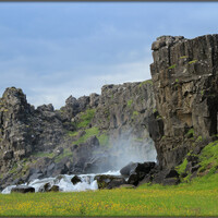 Шум нашего первого в Исландии водопада Эксараурфосс (Öxarárfoss) слышен издали, брызги, разбрасывающиеся мощным потоком и разлетающиеся во все стороны,  тоже видны еще при подходе к водопаду.