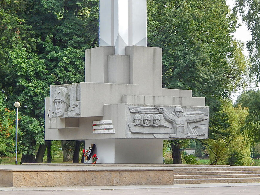 Памятный знак героям-комсомольцам, погибшим при штурме Кёнигсберга 