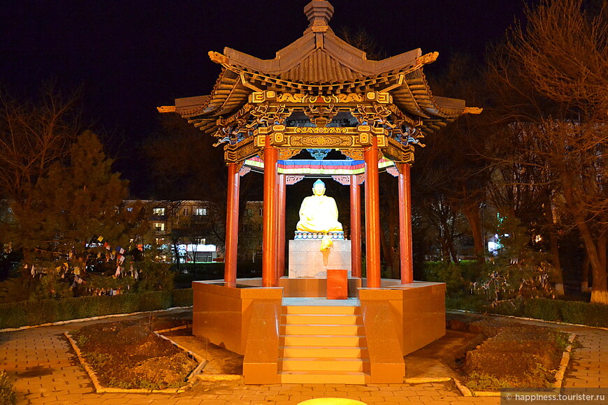 Пагода зотого Будды в парк Дружба.