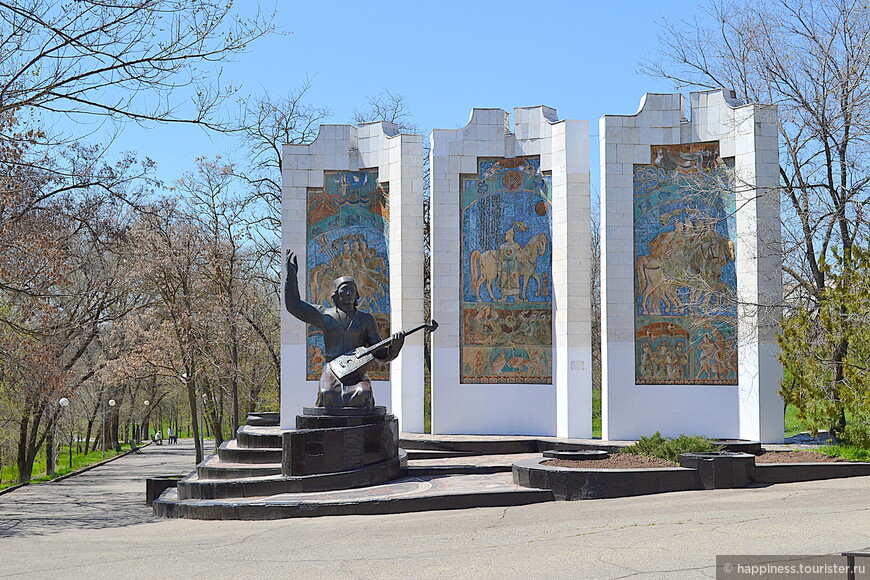 Памятник джангарчи Ээлян Овла.
Ээлян Овла – калмыцкий джангарчи, то есть певец и сказитель.
