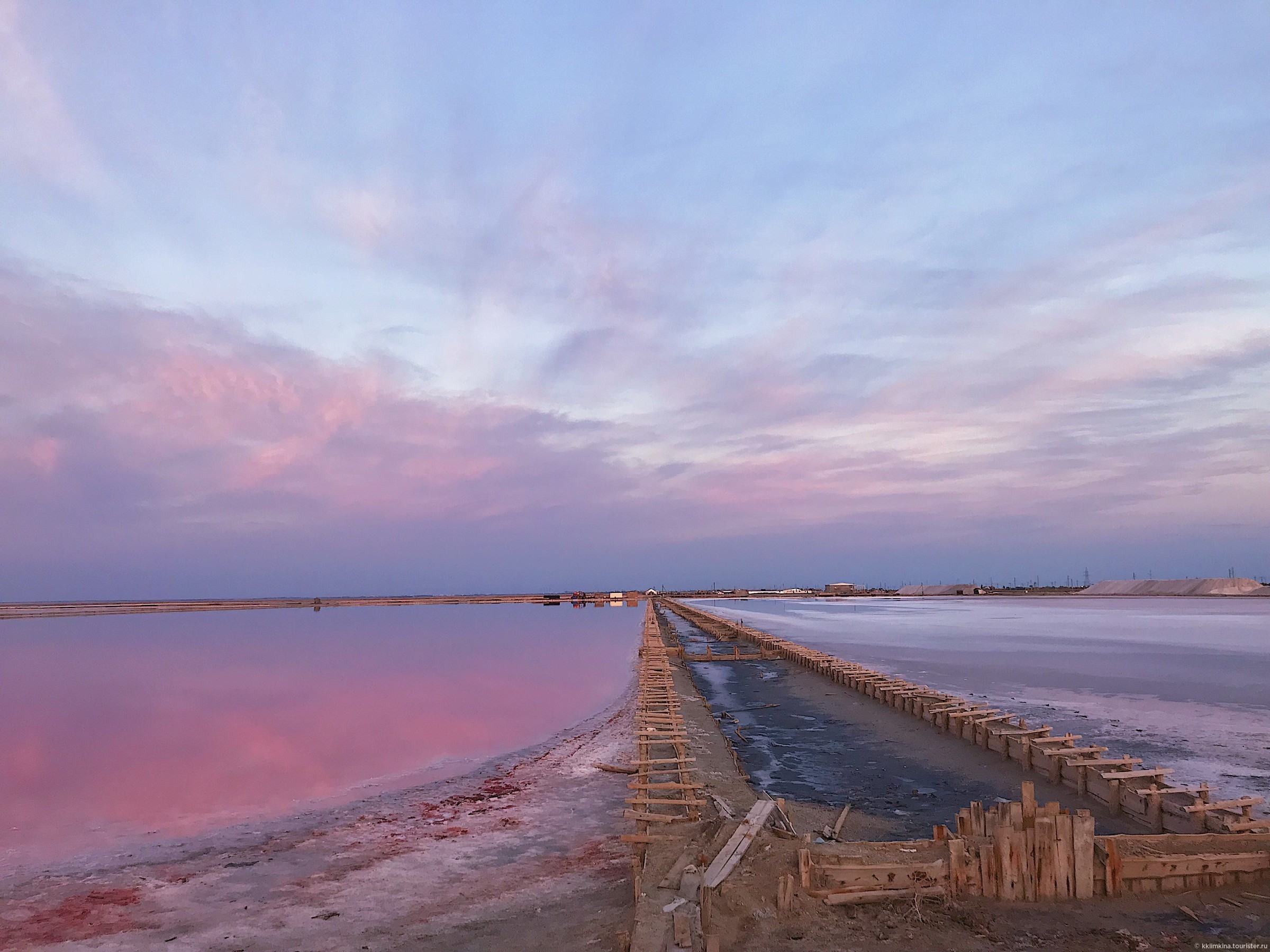 Розовое озеро саки. Сасык-Сиваш Евпатория. Озеро Сасык Саки. Сасык Сиваш озеро. Саки Сасык Сиваш.