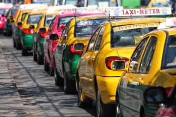 В Бангкоке арестованы десятки тысяч таксистов