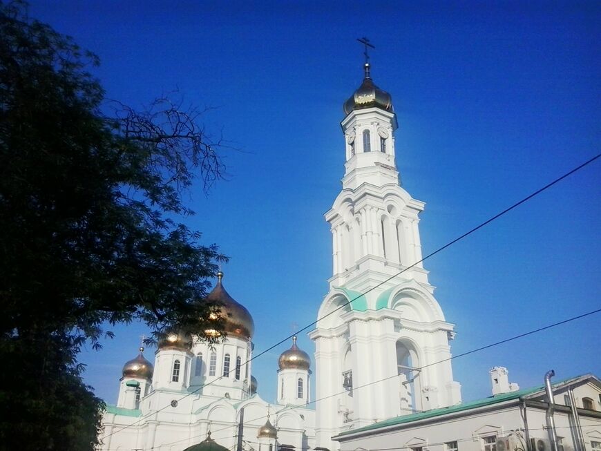 Вид на собор  и колокольню со стороны Центрального рынка