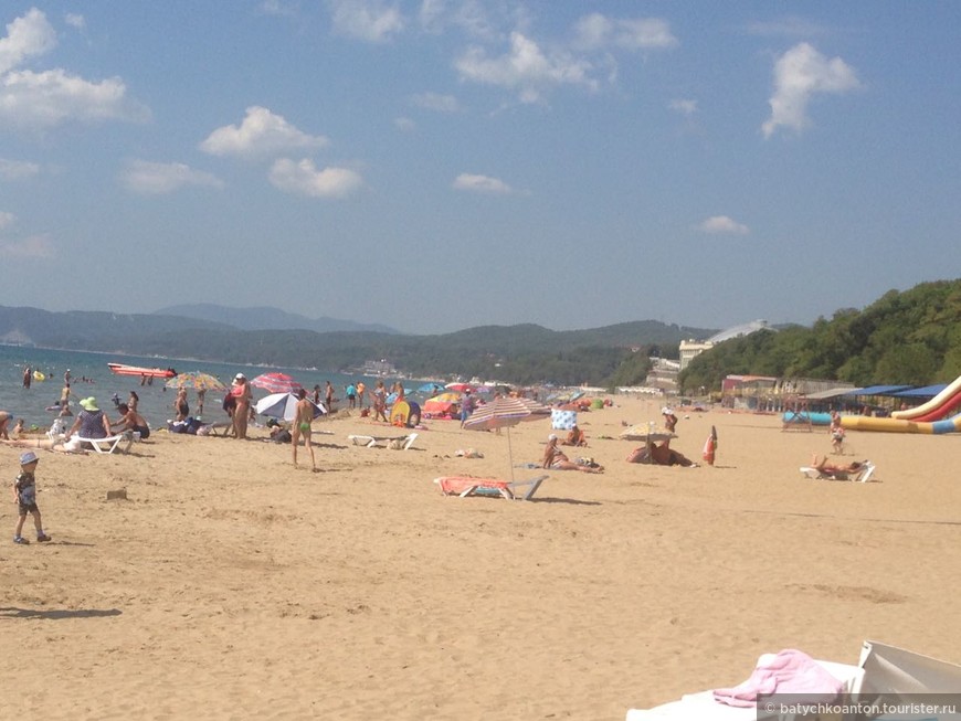 26 августа 2018 года. Людей крайне мало на пляже. Лежаки и зонтики свободны (150 р)