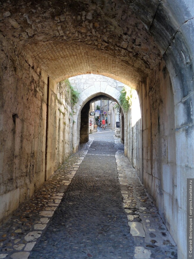 Вход в Сен-Поль под городской стеной