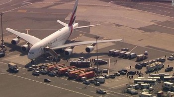 В аэропорту Нью-Йорка изолирован самолёт из Дубая со 100 заболевшими пассажирами на борту