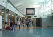 1280px-Auckland_Airport_In_Main_Hall.jpg
