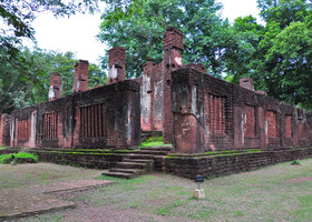 Почти квадратная структура здания с таким расположением окон и входов - в целом не характерна для тайских храмов.