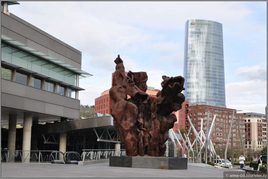 «Dodecathlos» или «Trabajos de Hércules» - скульптура баскского скульптора Висенте Ларреа, установленная у Дворца Эускальдуна. Если верить переводчику, это - «Работа Геркулеса». Пишут, что это человеческий торс и т.д. У меня для этой горы металла (72 тонны) недостаточно воображения.