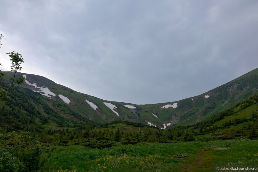 Перешеек между горами Брескул (слева) и Говерлой.